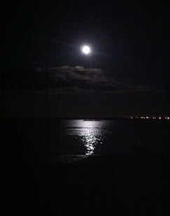 Måne, fullmåne, reflektion i havet