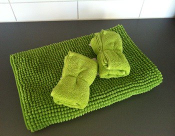 Grön matta och gröna handdukar