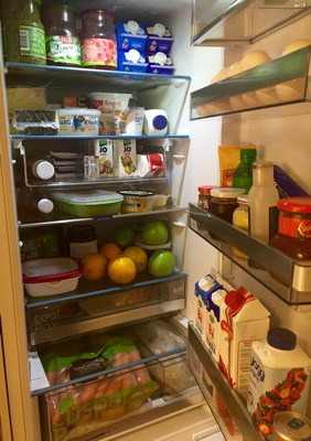 Ett kylskåp fullt med mat