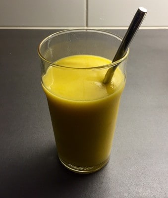 Nypressad juice från råsaftcentrifug med apelsin, äpple och mango