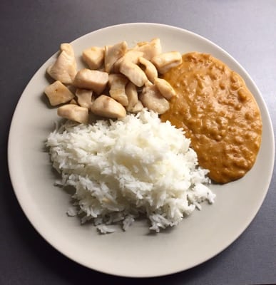 Kyckling satay med ris och jordnötssås