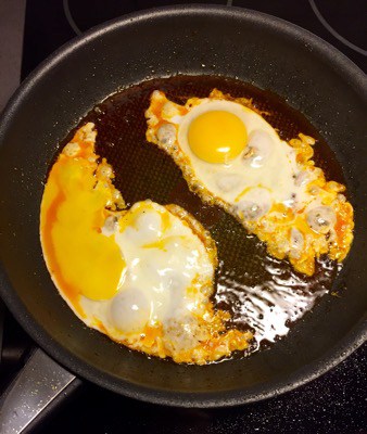 Stekt ägg i en stekpanna där jag stekt chorizo, rå, med hög kötthalt.