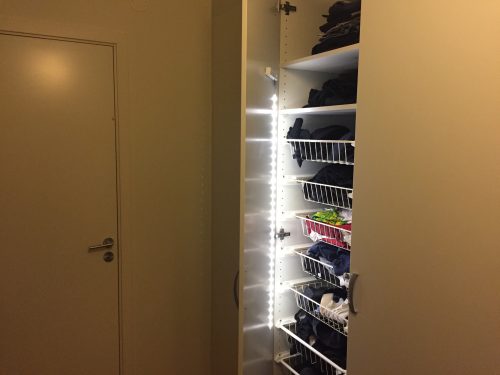 Garderob med ljusramp, belysning i garderoben