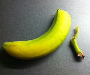 Banan. Jag är dålig på att skala bananer! Bananer innehåller kalium, vilket är bra mot kramp.