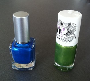 Grönt och blått nagellack