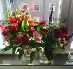 Två blombuketter jag fått i födelsedagspresent. En med rosa liljor, och en med röda rosor. Grattis på förödelsedagen!