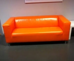 orange soffa på friskis & svettis gym