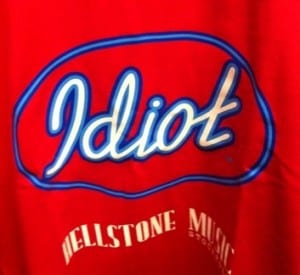 Idol idiot t-shirt från musikaffären Hellsten
