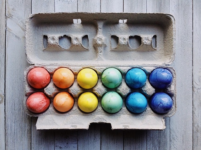 Påskägg, målade ägg i olika färger i en äggkartong