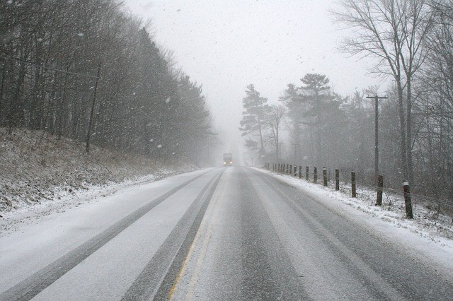 Snöig väg på roadtrip