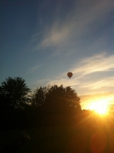 Luftballong i skymningen över stan