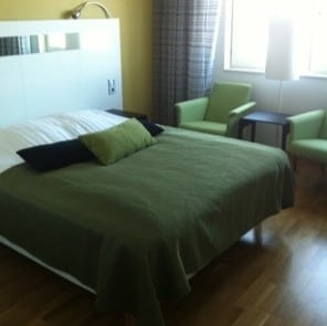 Hotellrum med grön inredning