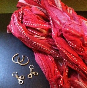 Nyshoppat, en röd scarf och några örhängen. Sprutor och shopping i Umeå