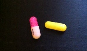 Färgglada piller i kapslar