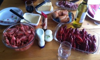 Kräftskiva, dukat bord med kräftor, räkor, västerbottensost, vin och bröd. Fest!