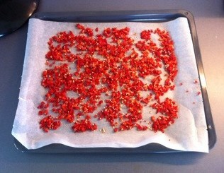 Chiliflakes. Har hackat chili och spridit ut på en plåt för att torka i ugnen. Chilifesten avslutad!