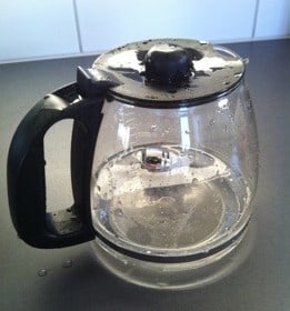 Kaffekanna. Duschmunstycket på vattenkranen lossnade, fick en ofrivillig morgondusch.