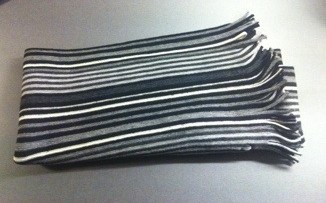 Randig halsduk. Grå, svart och vit.