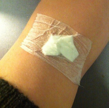 Plåster i armvecket efter blodprov