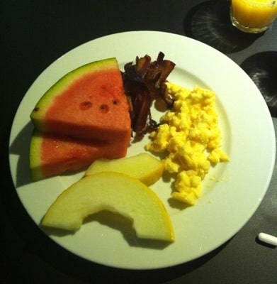 Hotellfrukost, melon, ägg och bacon