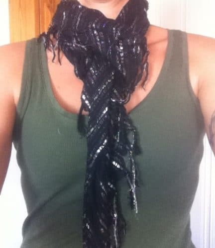 Arga Klara i svart scarf med silverdetaljer