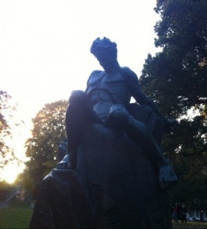 Strindberg-statyn i Tegnérlunden. Firande och mat.