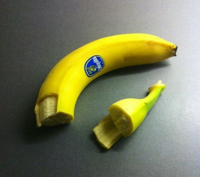 Banan. Fix i köket och paus. Svårt att skala bananer.