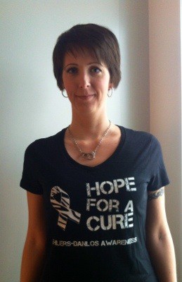 Arga Klara i t-shirt för medvetenhet om Ehlers-Danlos syndrom. Om snygga EDS-prylar.