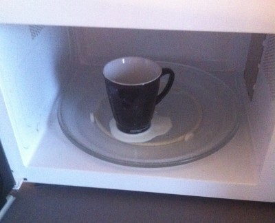 Kaffekopp i micron och mjölk som kokat över. En sån där morgon...
