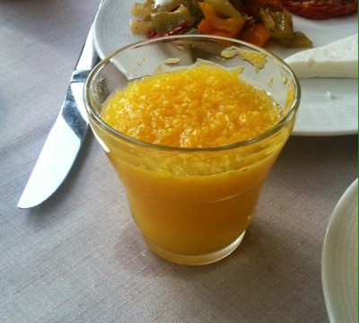 Färskpressad juice av apelsin