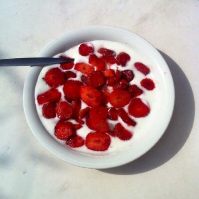Somrig frukost med jordgubbar och vaniljyoghurt
