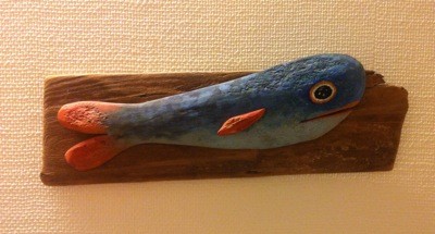 Konst, en fisk snidad i trä