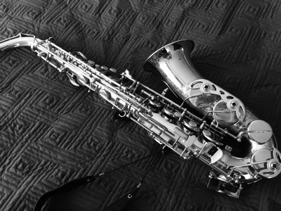 Saxofon, svartvit bild. Vill spela mer.