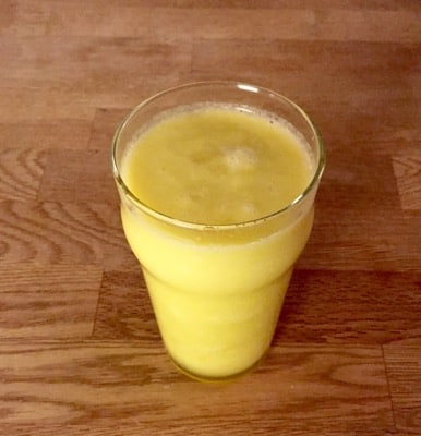 Nypressad juice från råsaftcentrifug med apelsin, äpple och ananas