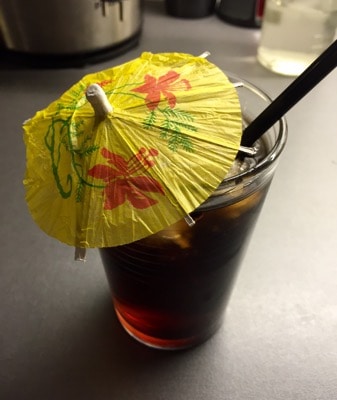 Rom och cola med paraply och sugrör. Giftiga drinkar.