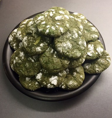 Sega mintchokladcookies med krackelerad yta med florsocker, gröna kakor