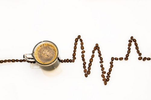 Kaffe i kopp och kaffebönor