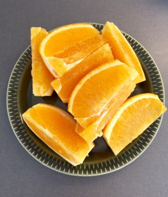 Apelsin i klyftor. Mellanmål.