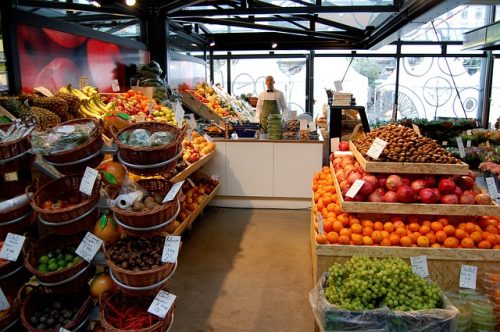 Frukt och grönsaker i en butik