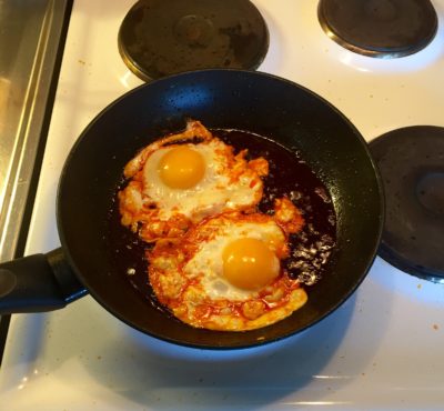 Stekta ägg i chorizofett