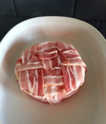 Baconbomb, flätat bacon med ost inuti