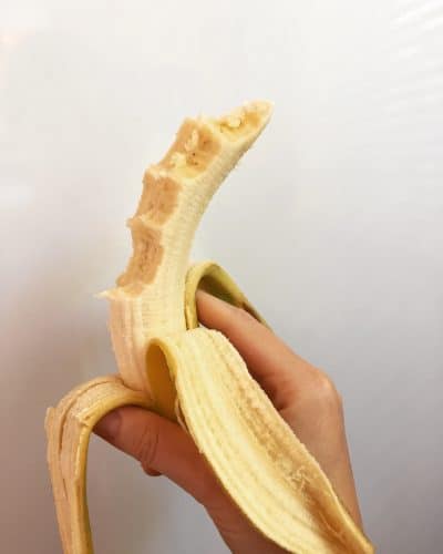En banan med tuggor tagna ur den