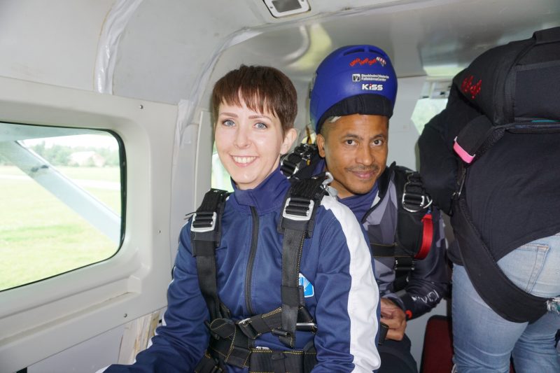 Klara Schmidtz flyger med instruktör för att hoppa fallskärm