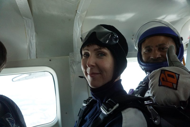 Klara Schmidtz flyger med instruktör för att hoppa fallskärm