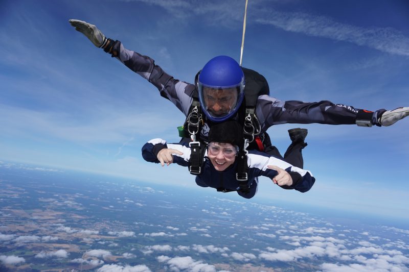 Klara Schmidtz hoppar fallskärm, tandemhopp